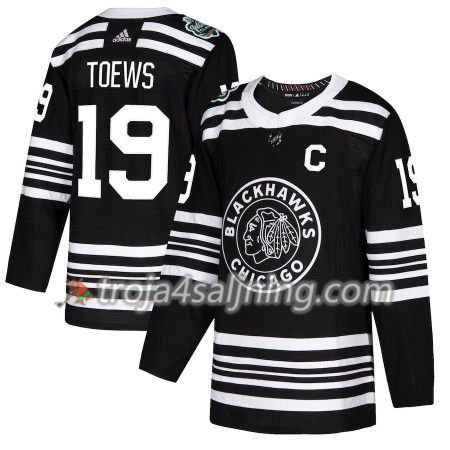Chicago Blackhawks tröja Jonathan Toews 19 2019 Winter Classic Adidas Svart Authentic - NHL Tröjor Herr Chicago Blackhawks tröja Jonathan Toews 19 2019 Winter Classic Adidas Svart Authentic - NHL Tröjor Herr